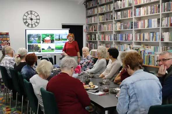 Seniorzy z Pałuk odkrywali historię kapliczek przydrożnych