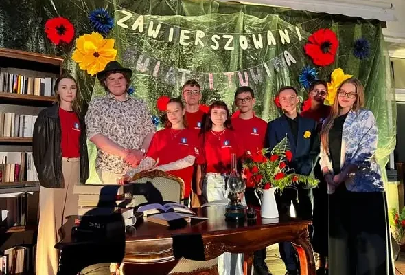 „Zawierszowani – Kwiatki Tuwima” – poetycki wieczór na tarasie Łabiszyńskiego Domu Kultury