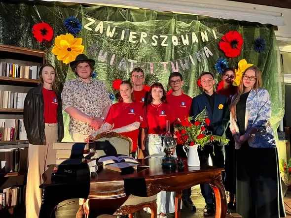 „Zawierszowani – Kwiatki Tuwima” – poetycki wieczór na tarasie Łabiszyńskiego Domu Kultury