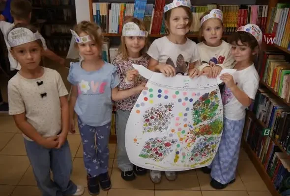Folk-Kropka w bibliotece w Łabiszynie – przedszkolaki z grupy Żuczki tworzyły kropkowe fartuchy