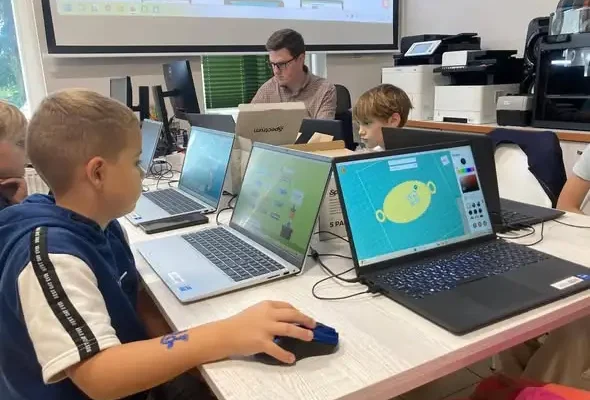 Młodzi inżynierowie z Łabiszyna projektowali w 3D na warsztatach w bibliotece