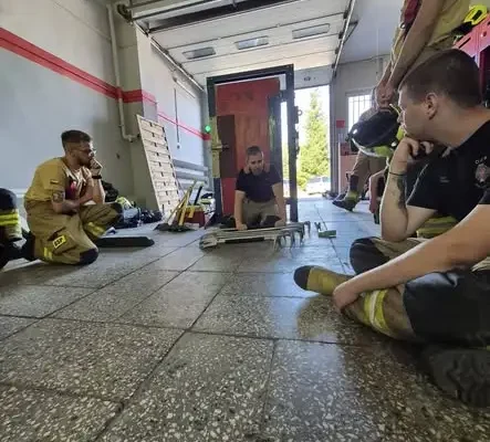Szkolenie strażaków OSP Barcin: siłowe otwieranie drzwi i dostęp do pomieszczeń