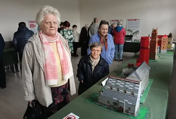 Seniorzy z Chomiąży Szlacheckiej odkrywali Szlak Piastowski z klocków LEGO