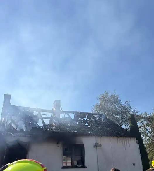 Pożar domu jednorodzinnego w Wielkim Sosnowcu — akcja gaśnicza służb