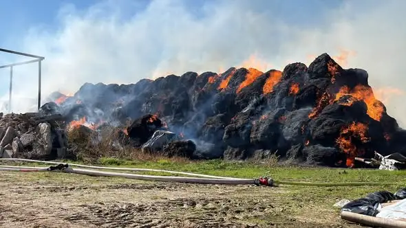 Pożar stogu w Godawach. Siedem jednostek straży pożarnej w akcji