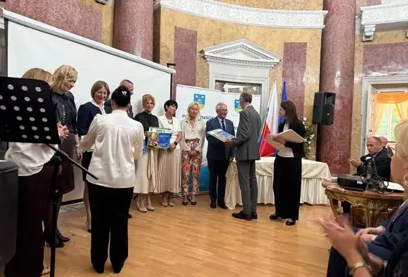 Powiatowe Uroczystości Oświatowe 2026 w Pałacu Lubostroń – uczniowie i absolwenci z nagrodami