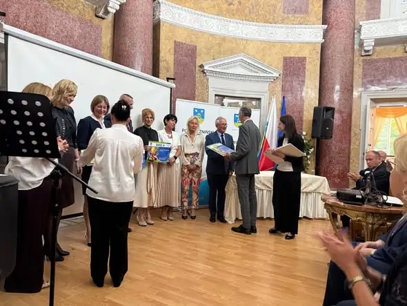 Powiatowe Uroczystości Oświatowe 2026 w Pałacu Lubostroń – uczniowie i absolwenci z nagrodami