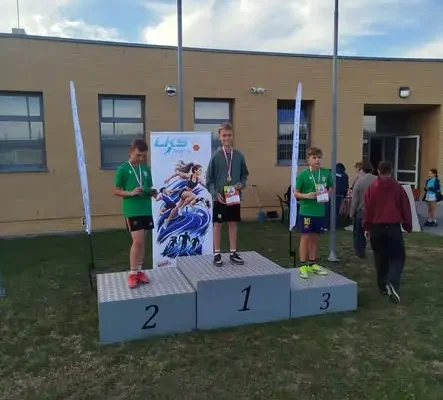 Jakub Mikołajczak z medalem w Czwartkach Lekkoatletycznych w Barcinie