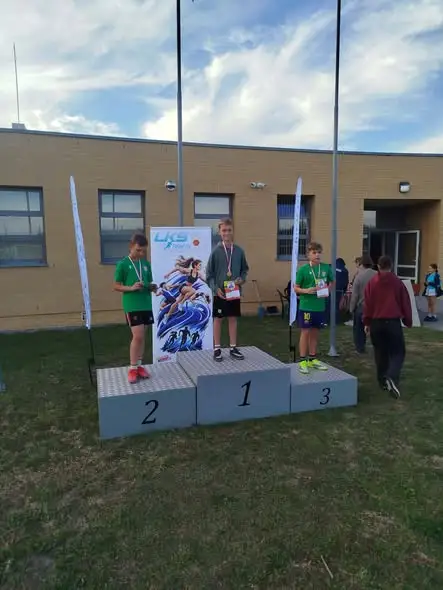 Jakub Mikołajczak z medalem w Czwartkach Lekkoatletycznych w Barcinie