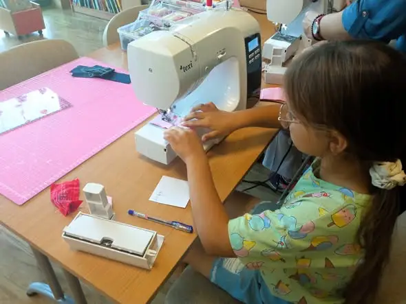 Szycie od zera: piąta edycja warsztatów w bibliotece w Barcinie