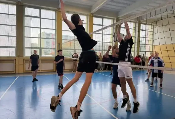 Dzień Nauczyciela na sportowo – nauczyciele wygrali z uczniami w siatkówkę