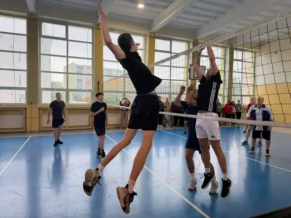 Dzień Nauczyciela na sportowo – nauczyciele wygrali z uczniami w siatkówkę