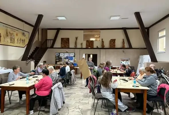 Międzypokoleniowe warsztaty recyklingowe w Gąsawie – seniorzy i dzieci tworzą razem