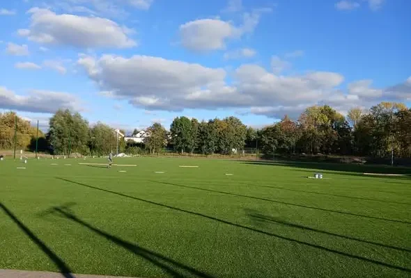 Nowa sztuczna murawa na stadionie w Żninie – prace na finiszu