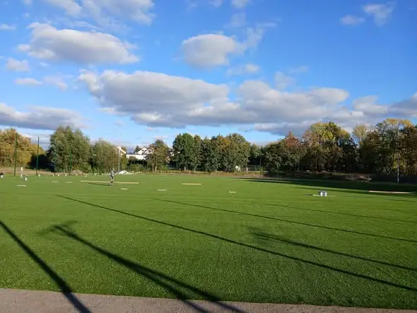 Nowa sztuczna murawa na stadionie w Żninie – prace na finiszu