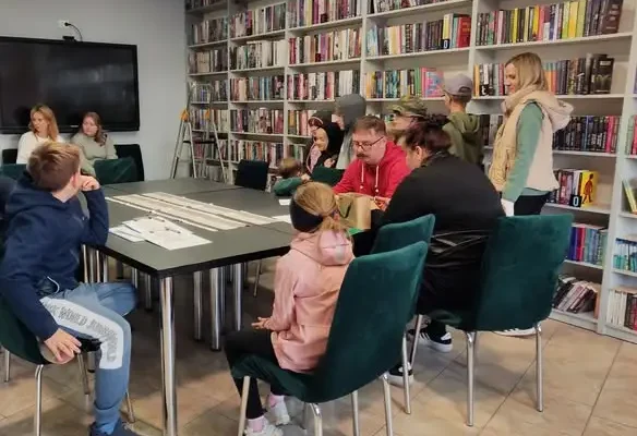 Noc Bibliotek w Rogowie: podchody, ognisko i pięć drużyn w akcji