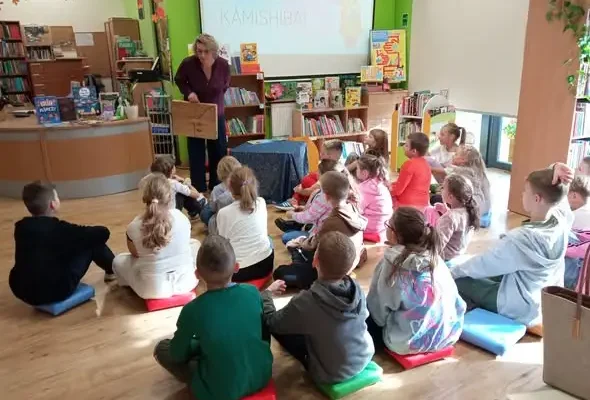 Bajkowe atelier w bibliotece w Barcinie – teatrzyk kamishibai dla klas 1-3