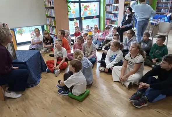 Bajkowe atelier w bibliotece w Barcinie – kamishibai zamiast książki