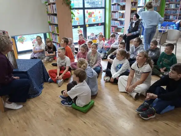 Bajkowe atelier w bibliotece w Barcinie – kamishibai zamiast książki