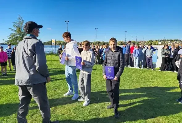 Mistrzostwa Powiatu w Sztafetowych Biegach Przełajowych – sukces uczniów z Janowca Wielkopolskiego