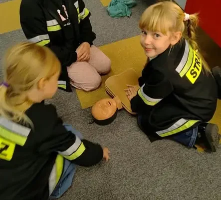 Pierwszaki z Barcina odwiedziły strażaków w Żninie – lekcja bezpieczeństwa w sali „Ognik”