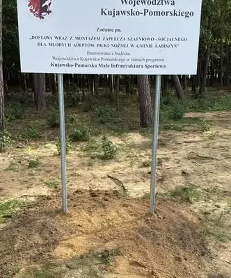 Łabiszyn: nowe kontenerowe szatnie dla młodych piłkarzy na Stadionie Miejskim