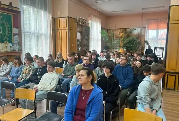 Policjanci w Zespole Szkół w Barcinie: lekcja bezpieczeństwa i odpowiedzialności