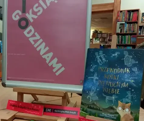 Młodzi odkrywcy kosmosu w bibliotece w Barcinie
