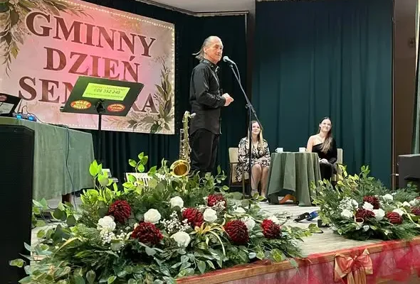 Gminny Dzień Seniora w Gąsawie – muzyka, życzenia i wspólne świętowanie