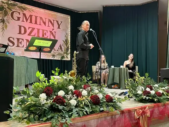 Gminny Dzień Seniora w Gąsawie – muzyka, życzenia i wspólne świętowanie