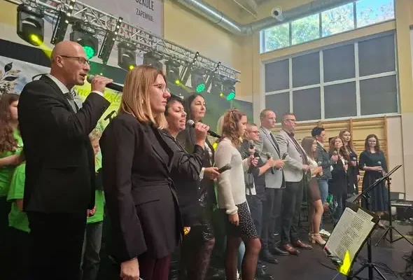 130-lecie Szkoły Podstawowej nr 1 w Żninie – wspomnienia, życzenia i flaga od Prezydenta