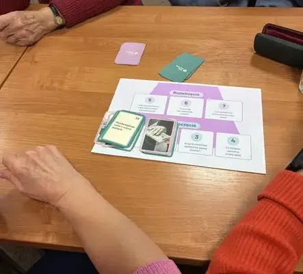 Seniorzy z Piechcina ćwiczyli umysł w bibliotece