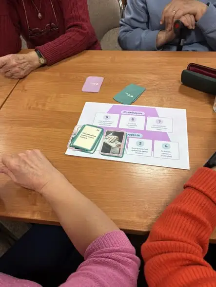 Seniorzy z Piechcina ćwiczyli umysł w bibliotece