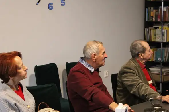 Seniorzy z programu „Senior Seniorowi” odkrywali historię nekropolii