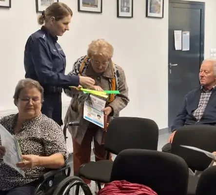 Seniorzy z Janowca Wielkopolskiego uczyli się, jak nie dać się oszukać