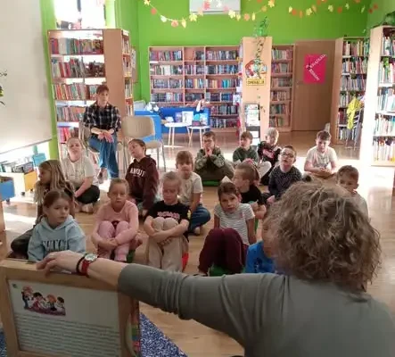 Bajkowe Atelier w bibliotece: klasa II B poznała Cukierka przez teatrzyk Kamishibai
