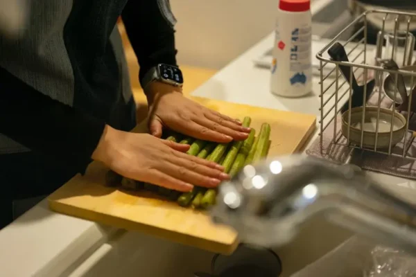 Uczniowie klasy 1 TŻ uczą się krojenia warzyw metodą zero waste
